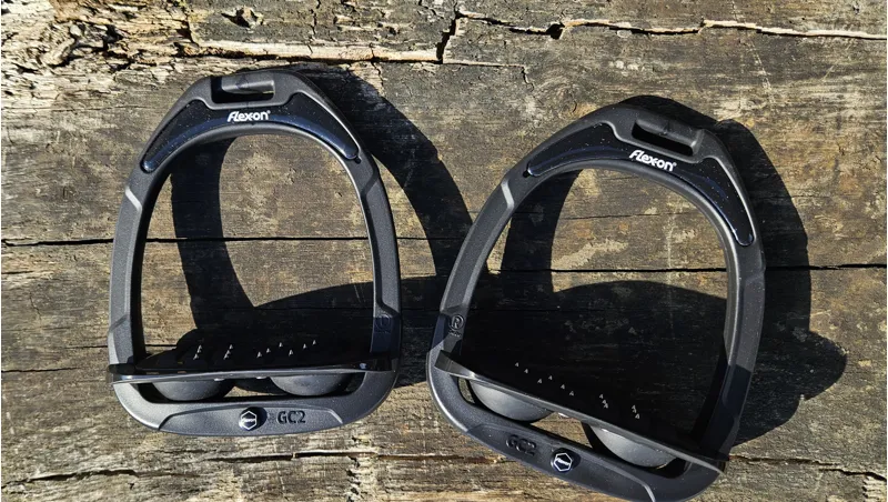 Flex-On Green Composite 2 Inclined Ultra Grip Stirrups Black-2