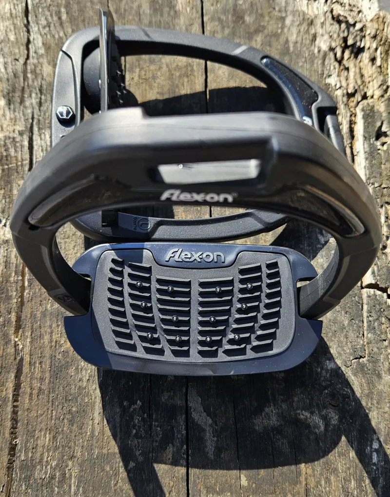 Flex-On Green Composite 2 Inclined Ultra Grip Stirrups Black-1