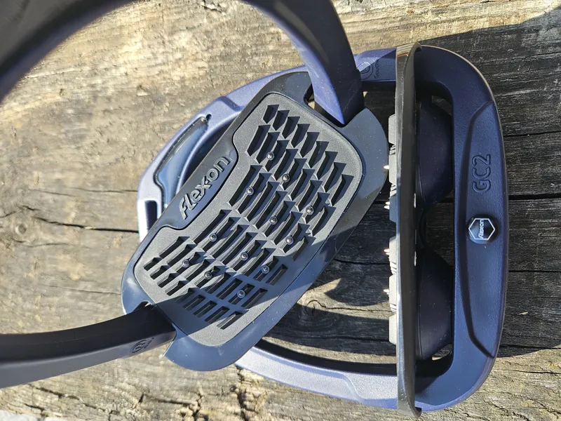 Flex-On Green Composite 2 Inclined Ultra Grip Stirrups Navy-2